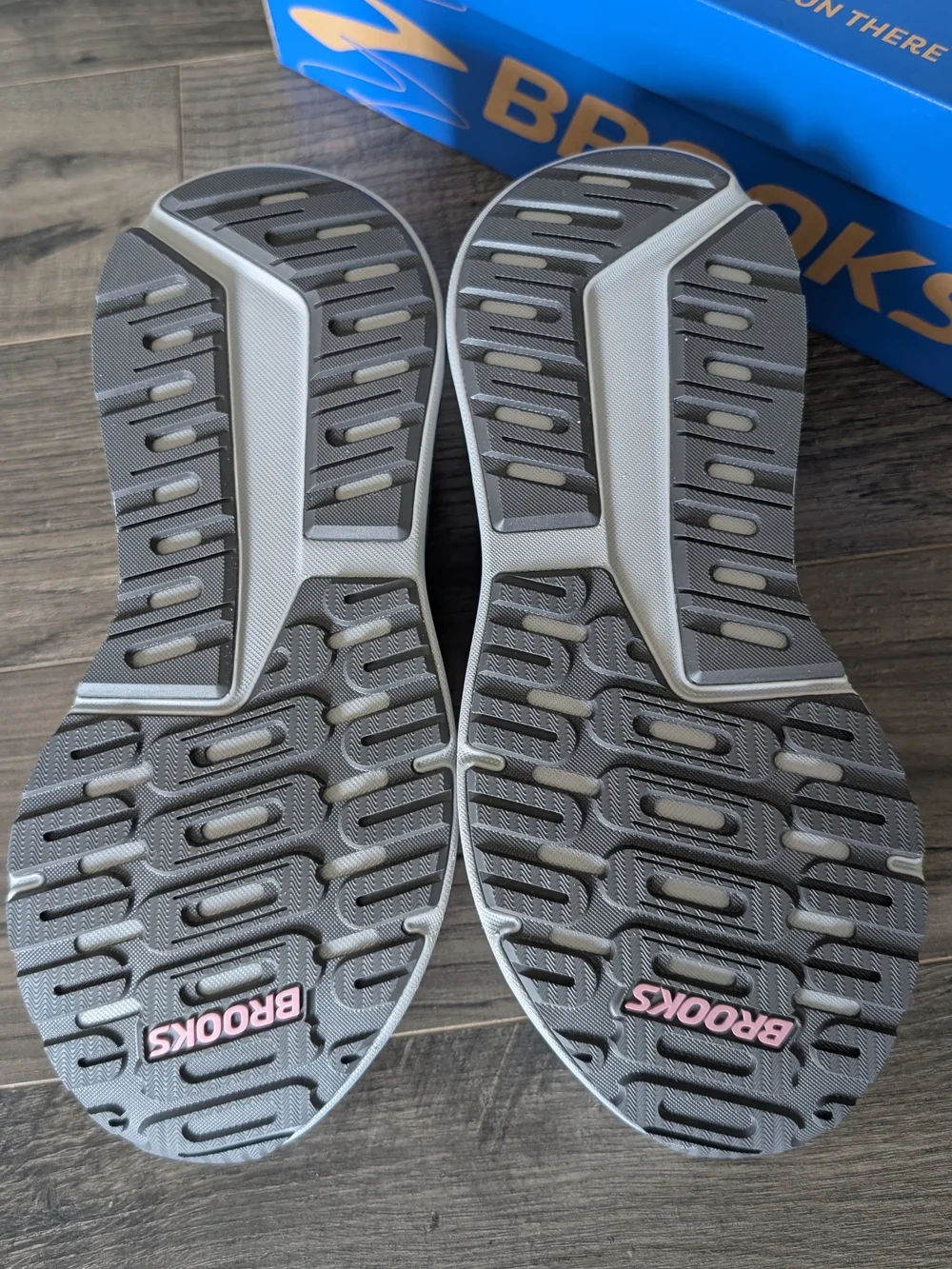 BRAND NEW Brooks Ariel GTS 26 Women's 8.5B Oyster Mushroom/Alloy/Pink